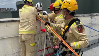 Bombeiros resgatam mulher que ficou pendurada em 9º andar de prédio em Curitiba