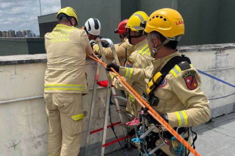 Imagem referente a Bombeiros resgatam mulher que ficou pendurada em 9º andar de prédio em Curitiba