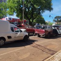 Imagem referente a Engavetamento entre Toro, S10 e Montana deixa trânsito lento na Avenida Brasil