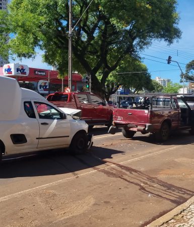 Imagem referente a Engavetamento entre Toro, S10 e Montana deixa trânsito lento na Avenida Brasil