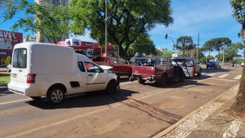 Imagem referente a Engavetamento entre Toro, S10 e Montana deixa trânsito lento na Avenida Brasil