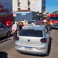 Imagem referente a Motociclista fica inconsciente após bater a cabeça em acidente de trânsito no Centro