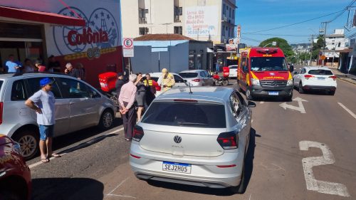 Imagem referente a Motociclista fica inconsciente após bater a cabeça em acidente de trânsito no Centro