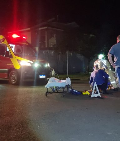 Imagem referente a Ciclista atinge Corolla no Bairro Alto Alegre e fica ferido