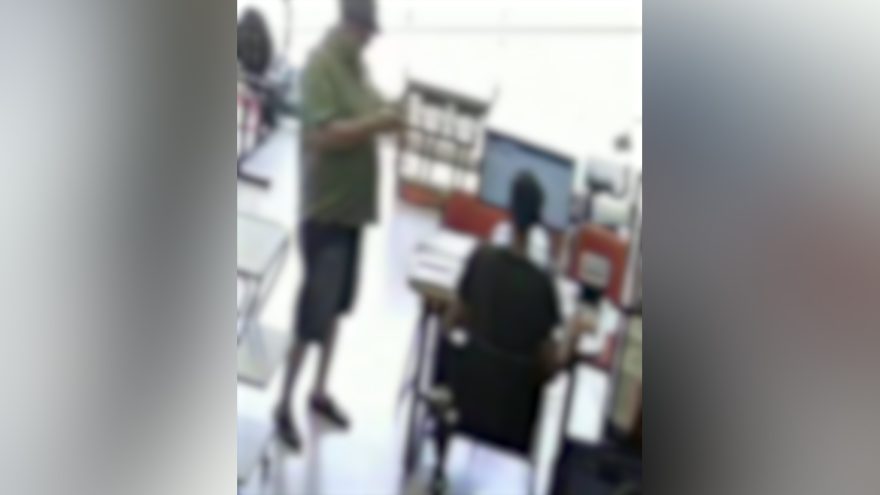 Homem furta celular em loja na Av. Carlos Gomes