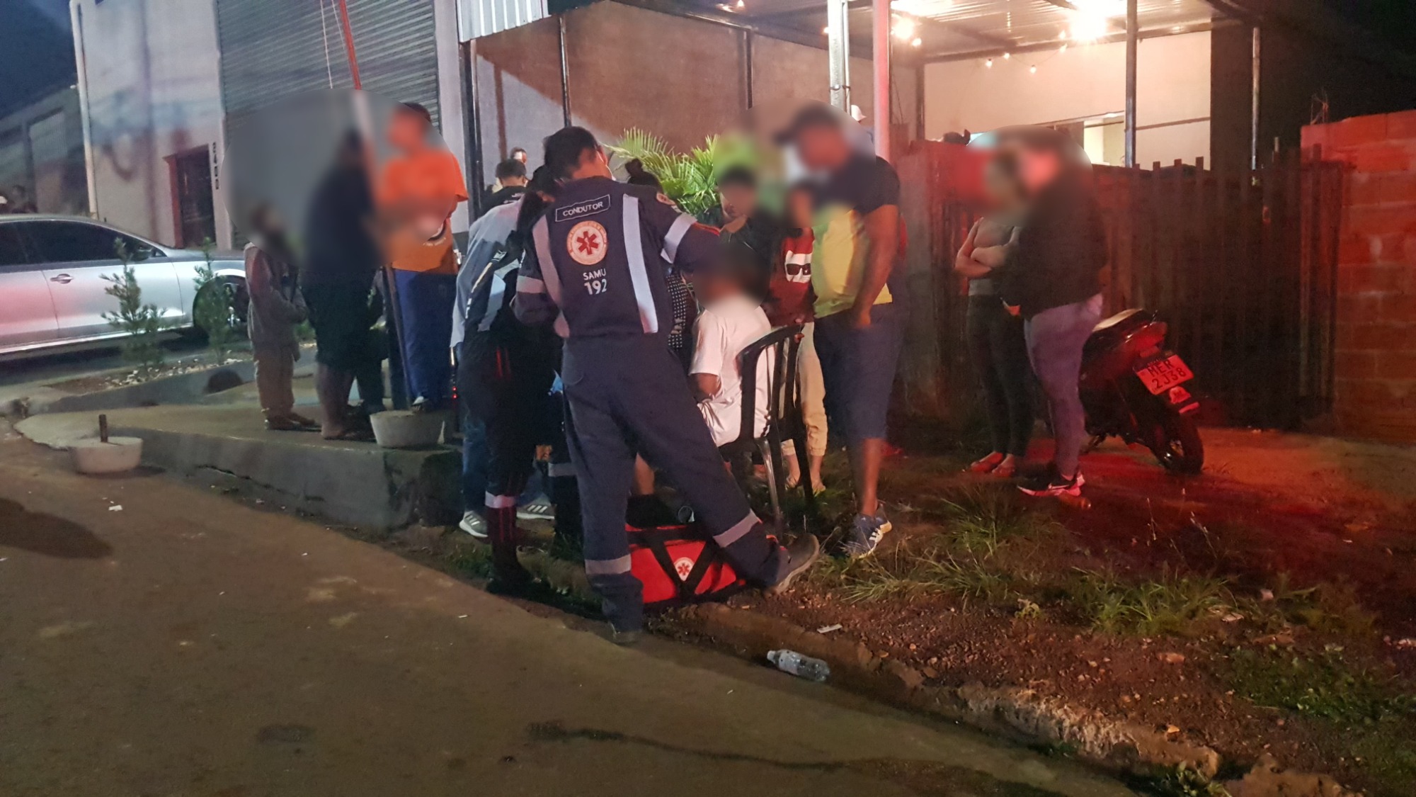 Imagem referente a Após socorrer mãe, pai de rapaz morto a tiros também é atendido pelo Samu