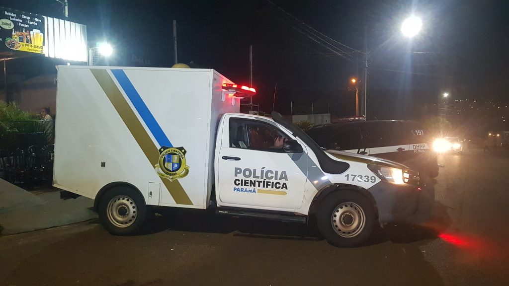Corpo de Alan Pereira, morto a tiros no Belmonte, é recolhido pela Polícia Científica