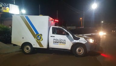 Imagem referente a Corpo de Alan Pereira, morto a tiros no Belmonte, é recolhido pela Polícia Científica