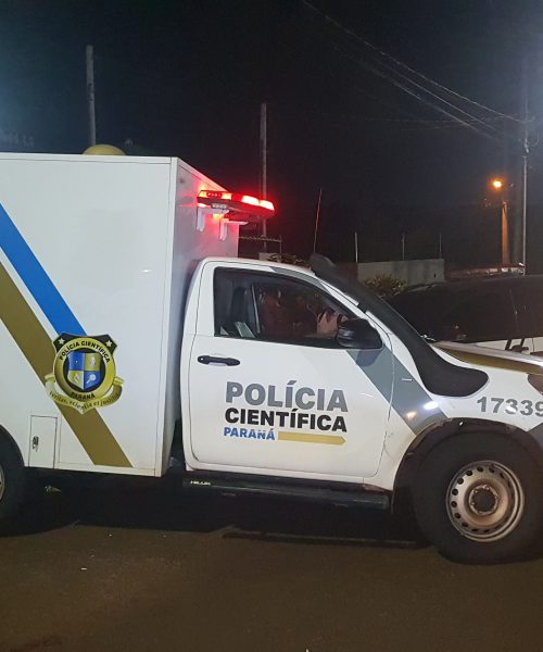 Imagem referente a Corpo de Alan Pereira, morto a tiros no Belmonte, é recolhido pela Polícia Científica