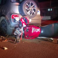 Imagem referente a Motociclista fica ferido ao colidir em carro estacionado no Periolo