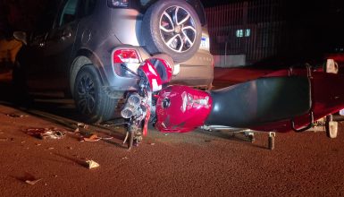 Imagem referente a Motociclista fica ferido ao colidir em carro estacionado no Periolo