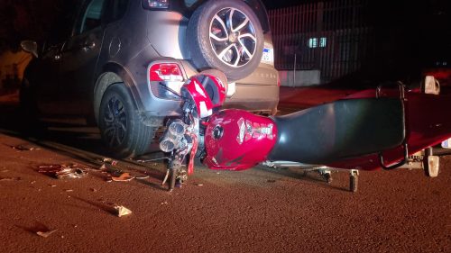 Imagem referente a Motociclista fica ferido ao colidir em carro estacionado no Periolo