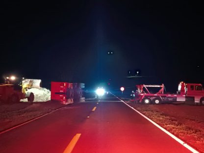 Imagem referente a Tombamento de semirreboque causa transtornos na rodovia PR-581 em Tupãssi