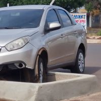 Imagem referente a Carro fica preso em canteiro central na Avenida Carlos Gomes