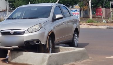 Imagem referente a Carro fica preso em canteiro central na Avenida Carlos Gomes