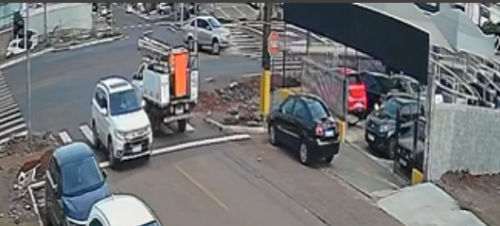 Imagem referente a Câmera registra momento em que carro fica encavalado na Avenida Carlos Gomes