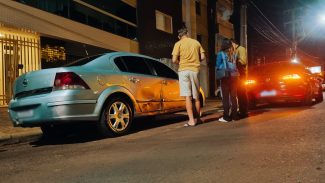 Golf colide em Vectra estacionado na rua São Paulo