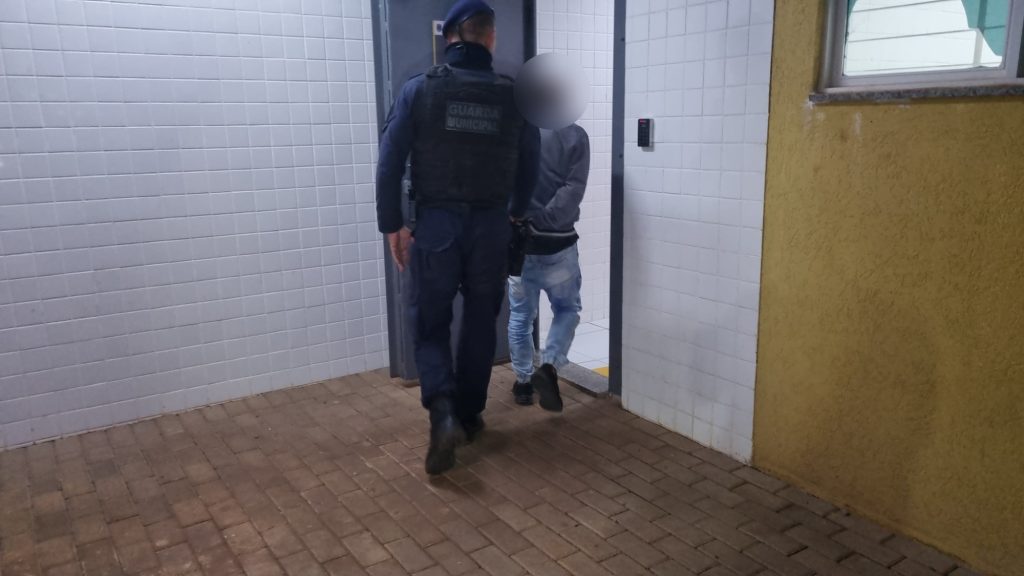Homem é preso pela GM por furto de celular
