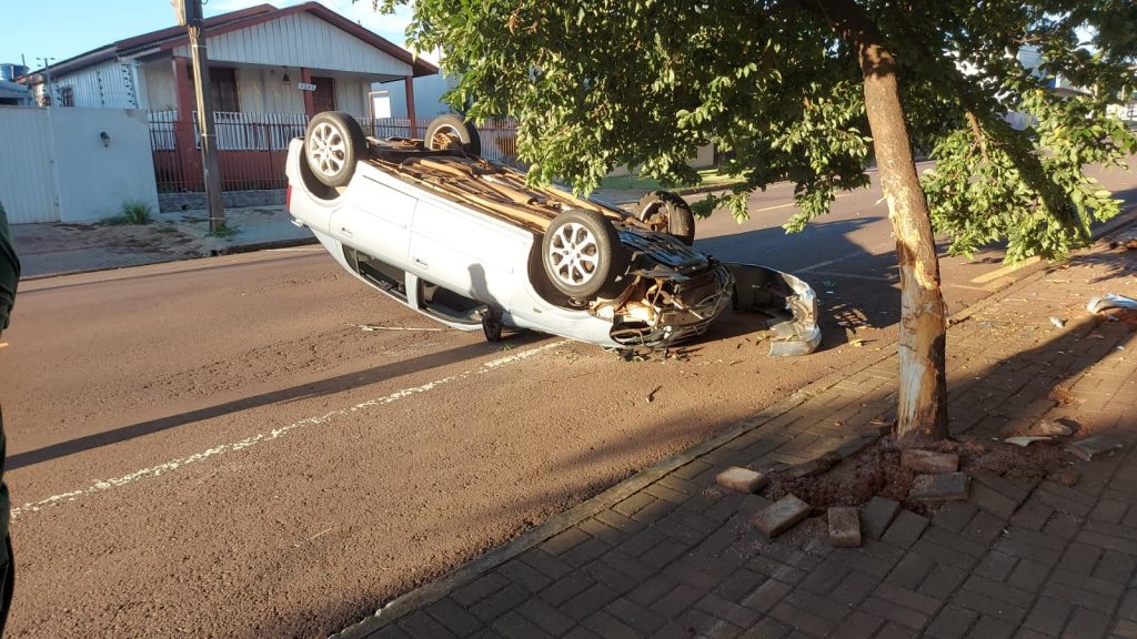 Carro capota na Rua Manaus em Cascavel