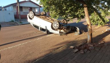 Imagem referente a Carro capota na Rua Manaus em Cascavel