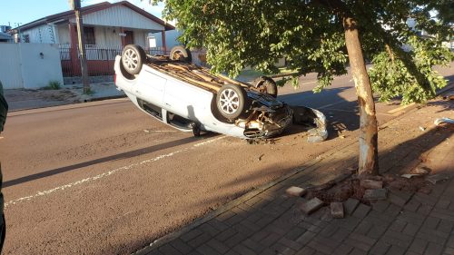 Imagem referente a Carro capota na Rua Manaus em Cascavel