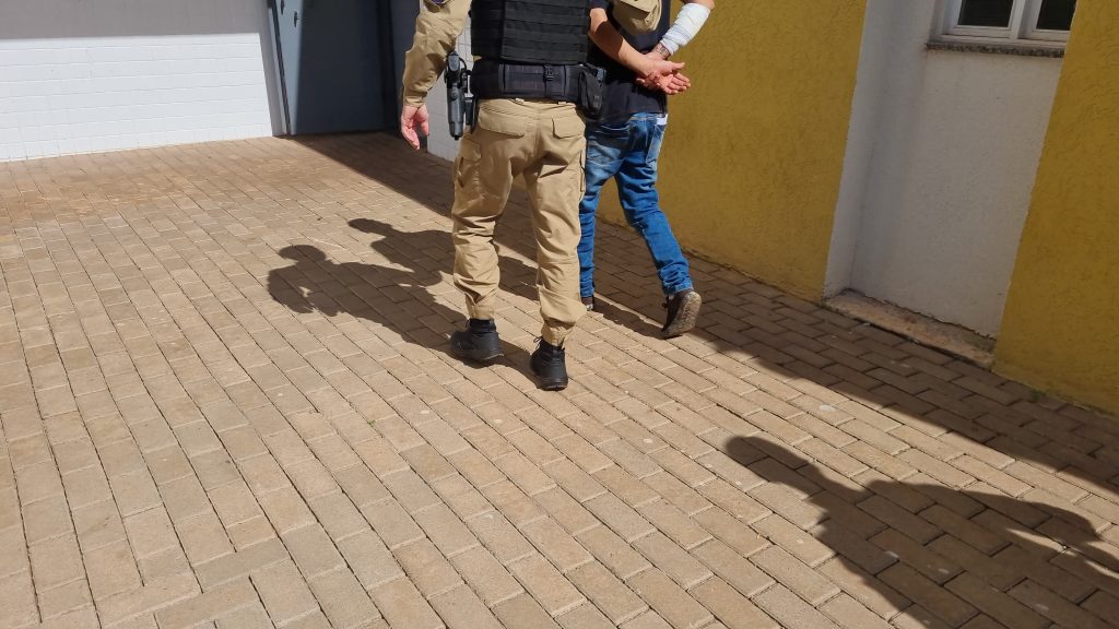 Homem é preso acusado de agredir a esposa no Jardim Itália