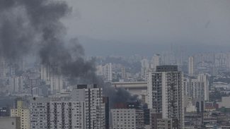 Prédio no Brás em São Paulo pega fogo e corre risco de desabar