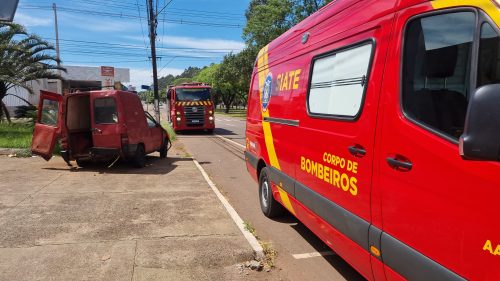 Imagem referente a Fiorino capota na Avenida Brasil e deixa jovem ferido