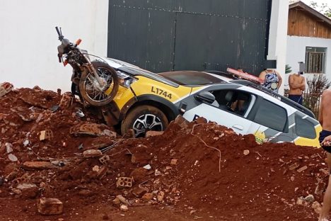 Imagem referente a Motociclista em fuga é atingido por viatura da PM em Assis Chateaubriand