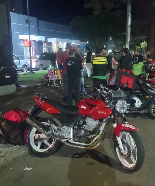 Imagem referente a Motoboys fazem manifestação em frente à lanchonete no Centro de Cascavel