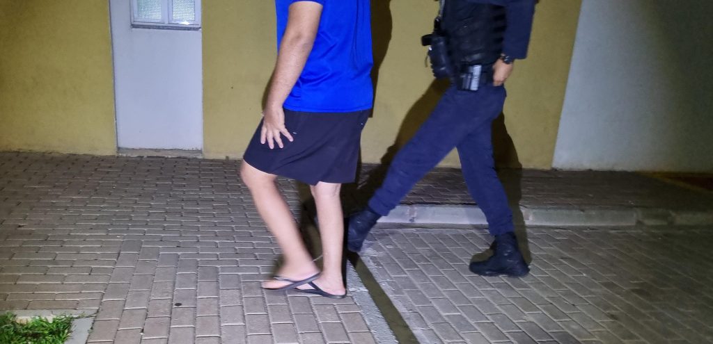 Condutor é preso por embriaguez após colidir em carro estacionado no Centro