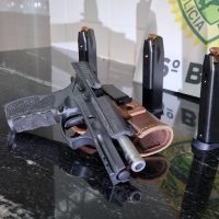 Imagem referente a Homem aluga apartamento perto da ex, descumpre medida protetiva e é detido com arma de fogo