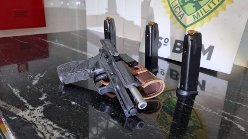 Imagem referente a Homem aluga apartamento perto da ex, descumpre medida protetiva e é detido com arma de fogo