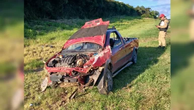 Imagem referente a Carro capota, cruza a pista e vai parar no sentido contrário