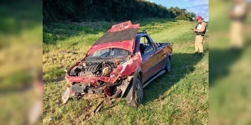 Carro capota, cruza a pista e vai parar no sentido contrário