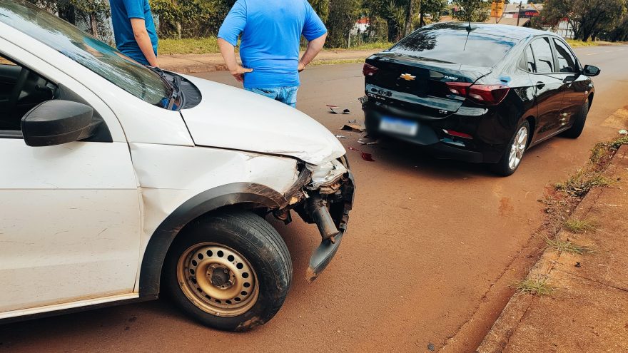 Saveiro e Onix se envolvem em colisão na Rua André de Barros