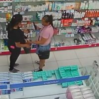 Imagem referente a Ladras, mas bonitas: mulheres são flagradas furtando R$ 2 mil em dermocosméticos