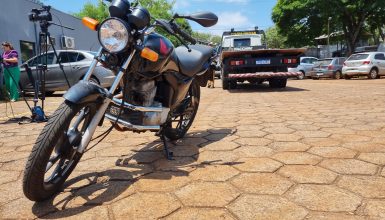 Imagem referente a PM recupera moto furtada abandonada perto da Prefeitura