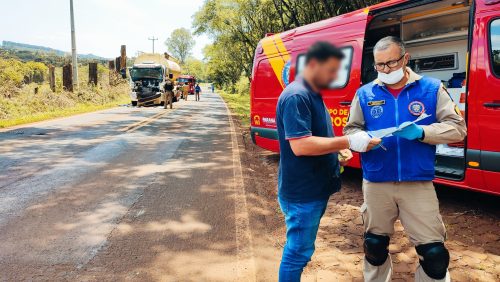 Imagem referente a Dois caminhões e caminhonete se envolvem em acidente na PR-180