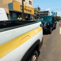 Imagem referente a Jeep, Strada e motocicleta se envolvem em forte acidente na rua Visconde de Guarapuava