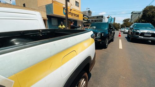 Imagem referente a Jeep, Strada e motocicleta se envolvem em forte acidente na rua Visconde de Guarapuava