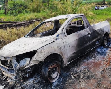 Ladrões furtam Saveiro em empresa e incendeiam em estrada rural