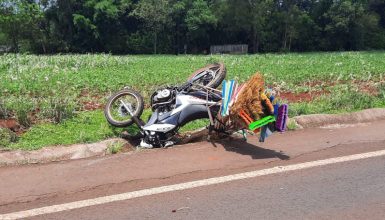 Imagem referente a Motociclista que levava vassouras na moto se envolve em acidente e fica ferido em Toledo