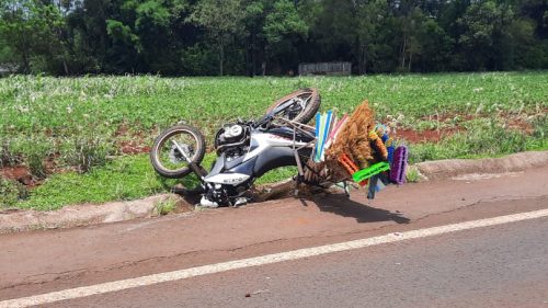 Motociclista que levava vassouras na moto se envolve em acidente e fica ferido em Toledo