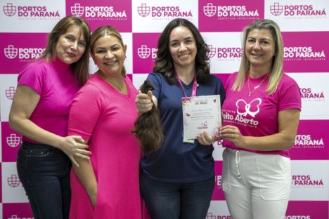 Imagem referente a Solidariedade: portuários do Paraná doam cabelos para campanha Outubro Rosa