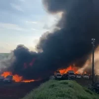 Imagem referente a Incêndio consome 70 veículos em pátio da PM em Apucarana