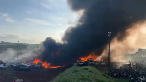 Imagem referente a Incêndio consome 70 veículos em pátio da PM em Apucarana