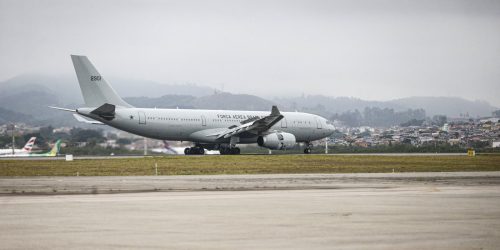 Imagem referente a Avião com 221 brasileiros repatriados do Líbano chega em Guarulhos