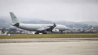 Avião com 221 brasileiros repatriados do Líbano pousa em Guarulhos