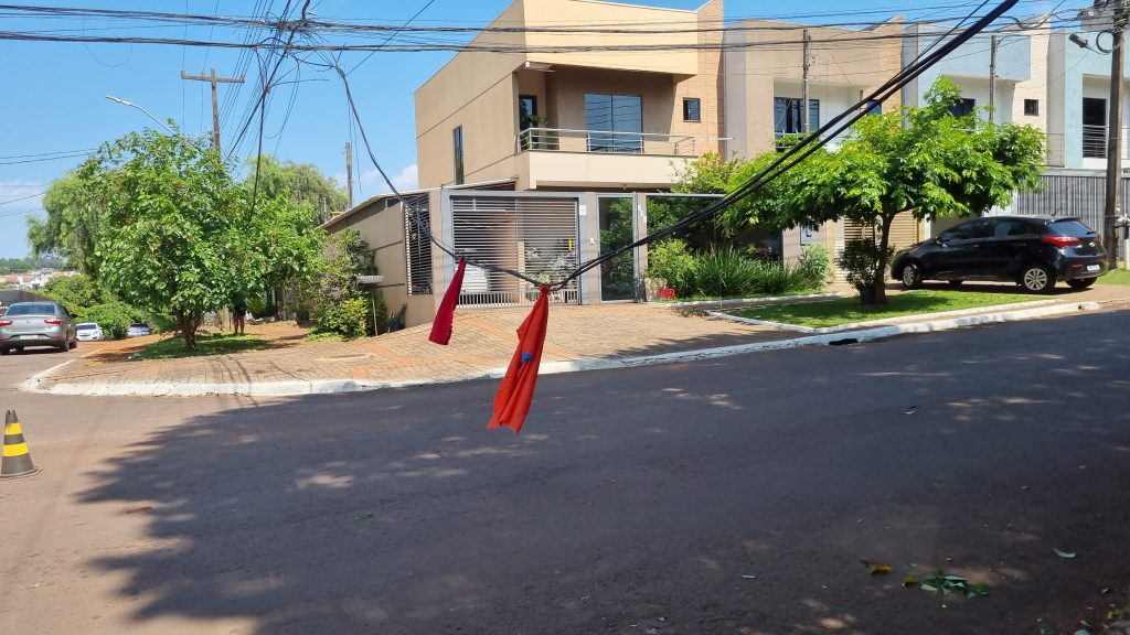 População sinaliza fios caídos com panos na Vila Tolentino